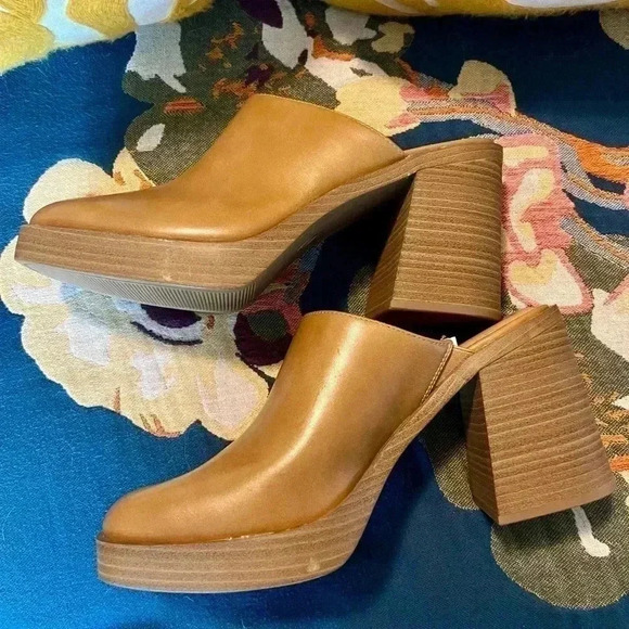 Universal Thread Clogs - Picture 2 of 4